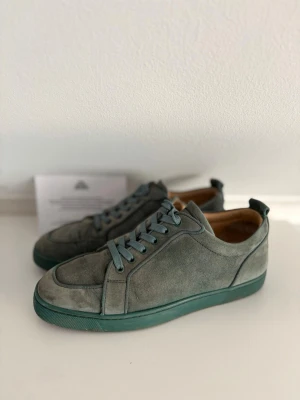 Christian loubutin skor - Christian Louboutin sneakers i grön mocka. Stilren och exklusiv modell med ton-i-ton sula och detaljer. Använda men fortfarande i fint skick, mindre tecken på användning finns på mockan (se bilder). Passar både till vardag och mer uppklätt.  • Märke: Christian Louboutin • Färg: Grön • Material: Mocka • Skick: Bra använt skick • Nypris: ca 8300 kr  Säljes eftersom de inte kommer till användning längre. Skicka gärna meddelande vid frågor eller intresse 😊