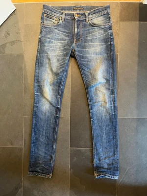 Nudie jeans 28:32 - Nudie jeans i storlek 28:32. Dom är i väldigt bra skick och sparsamt använda. Dom är i modell lean Dean men dom sitter som straight. Skriv vid funderingar 🤩