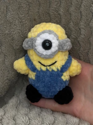 Virkad minion - Virkad minion som är cirka 10cm lång☺️Perfekt som en liten nalle eller dekoration i hemmet/barnrummet💗