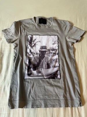 Limitato T-shirt - Säljer min gråa Limitato T-shirt. Den är i storleken S och är i väldigt bra skick. Orginal box fås med. Pris 699 kr + frakt. Bara att skriva vid ev frågor. Mvh Vincent.