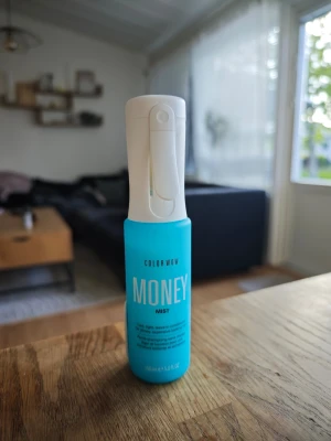 Color Wow Money Mist hårmist - Nyprod 459:-. Har testat ett par gånger bara. Perfekt för dig som vill testa produkten innan du köper en hel flaska. Color Wow Money Mist är en hårmist i en blå plastflaska med vit spraytopp. Produkten är framtagen för att ge glans och skydd till håret. Flaskan rymmer 150 ml och är enkel att använda tack vare sprayfunktionen.