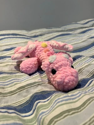 Virkad rosa regnbågsdrake🌸🌈 - Supersöt virkad regnbågsdrake i rosa! Blev en liten omgång i väntan på vitt garn till student-hängena🌸🐉