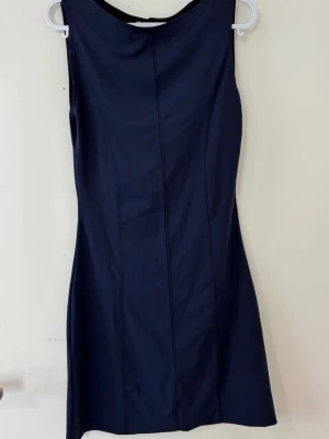 Marinblå ärmlös klänning - Ny Zara mini dress med tags 🤍 Mörk navyblå minimalistisk klänning med superfin passform. Storlek S. Perfekt clean girl