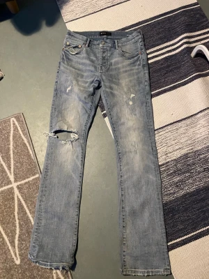 Purple Brand Flared Jeans - Perfekt skick jätte feta till sommaren. Främre lappen finns kvar också!