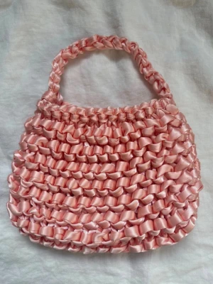 Väska coquette virkad romantisk - Rosa handväska i virkad look coquette style 🎀 Så söt till en somrig klänning!  Mått 20x17 cm Helt ny   Köp gärna med bundle för rabatt ☺️🌸