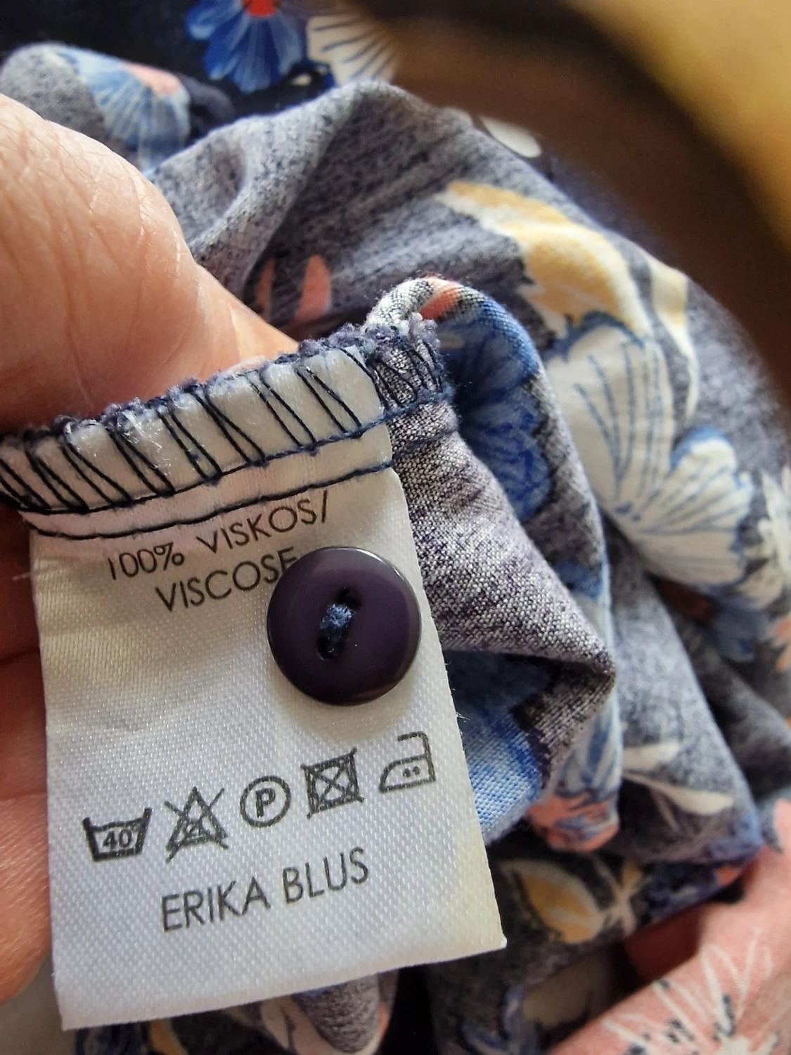 Blommig blus i marinblått - 2