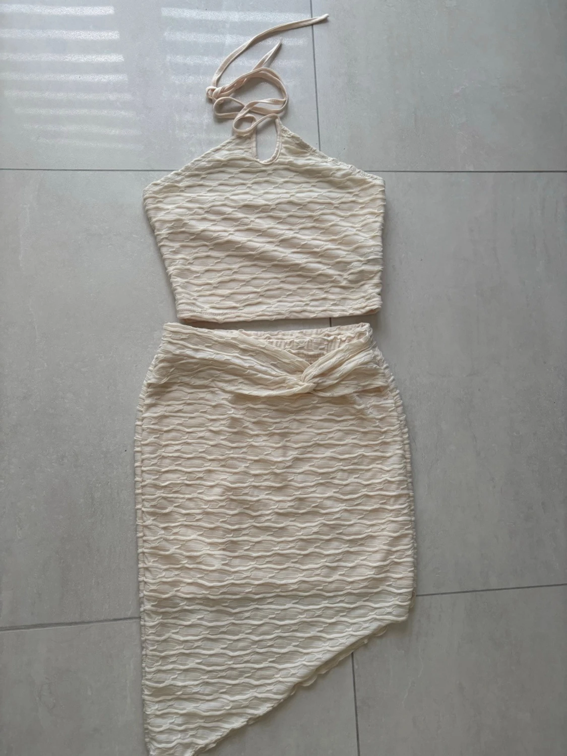 Beige spetsset med asymmetrisk kjol