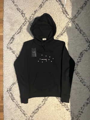 Saint Laurent hoodie  - Skick 9/10 (Köptes sprillans ny i Januari på Plick för 3600kr) - Size Xs/S - Nypris runt 6000kr - Skriv för mer bilder/frågor kings ⭐️