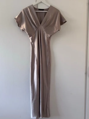 Satin balklänning - Beige satin balklänning  • Zara • stl XS • använd en gång, liten reva på bröstet men inget som syns mycket