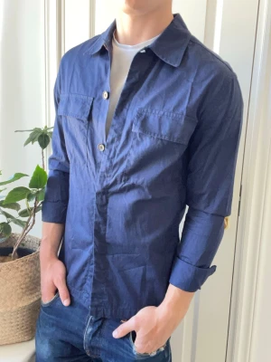 Tiger of Sweden overshirt  - Tiger of Sweden overshirt - riktigt schysst passform. Inga defekter! Modellen i bilderna är 180 cm 75 kg och bär Storlek S , Kom med frågor! 🌟 (Kan gå ned i pris vid köp av paket 😉) 