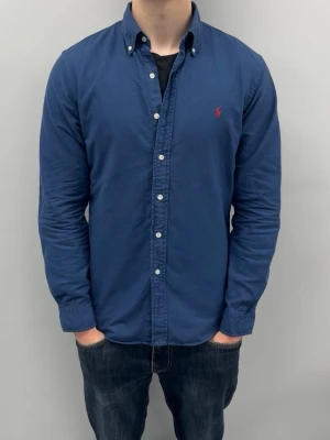 Ralph Lauren skjorta - Fint skick inga defekter. Slimfit storlek M | modellen är 185 cm lång och väger ca 76 kg
