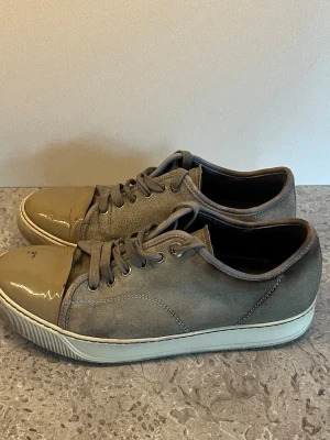 Lanvin Cap Toe Sneakers - Säljer nu dessa riktigt fina lanvin skor i färgen grå. Bra skick, finns skavanker men fortfarande fina. Storlek passar 40 EU. Kom dm vid frågor eller funderingar! // Oskar, Douceur