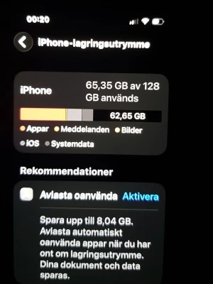 iPhone 128GB svart - Säljer en svart iPhone med 128GB lagringsutrymme. Klassisk Apple-design med rundade hörn och glasbaksida. Perfekt för dig som vill ha mycket plats för appar, bilder och videos. iOS-system och smidig användarupplevelse.