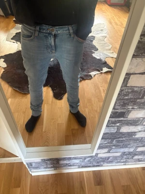 Nudie Jeans  - Ett par ljusblå nudie Jeans som jag då säljer eftersom att de inte kommer till användning längre, modell 183 cm 70 kg                                               Storlek w30 och längd-34.   Skinny/slim fit                              Priset är ej hugget i sten