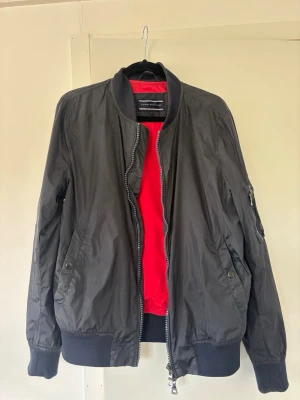 Svart bomberjacka från Tommy hilfiger  - Svart bomberjacka från Tommy hilfiger. Mycket fint skick! Nypris 2000 kr