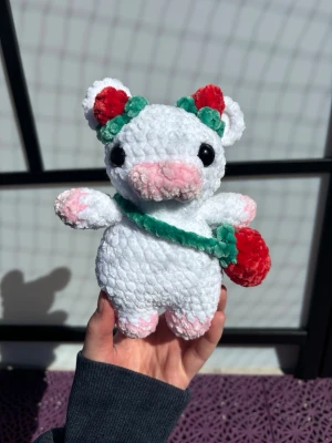 Virkad jordgubbsko  - Virkad jordgubbskossa! Virkad i chernillegarn med Polyesterfyllning. Säkerhetsögon i plast (rekommenderas ej för barn under 3 år) Blåbärsväskan är avtagbar 🍓🐮🧶