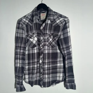 Levis flanell skjorta - Vid köp av fler produkter erbjuds bättre pris. Skriv vid ytterligare frågor eller funderingar🤝 Storlek: S. Mått: Längd 67 cm. Bredd 47 cm.