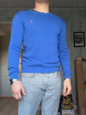 Blå tröja från Ralph Lauren - Blå Ralph Lauren tröja som ej kommer till användning. Köpt för 999kr förra året. Tröjan är S och i stort sett nyskick.