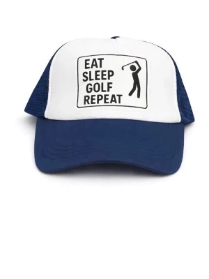 Blå och vit truckerkeps med golftryck - Snygg truckerkeps i blått och vitt med texten 'EAT SLEEP GOLF REPEAT' och en golfspelare på framsidan. Kepsen har mesh på sidorna och justerbar snapback. Perfekt för dig som älskar golf och vill ha en cool accessoar.