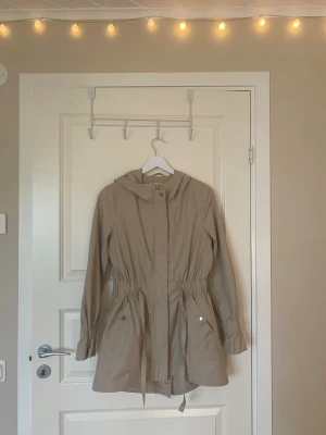 Sommar jacka - En beige jacka som passar perfekt till sommaren! Vila, 34