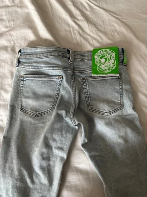 Lågmidjade bootcut jeans  - Super fina jeans som jag köpte men de va tyvvär lite korta för mig. De är endast testade