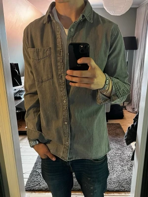 Jeans skjorta - Tja🤗 Säljer en Grån jeans skjorta från Lager157 i storlek M. Priset diskuterbart, Skriv vid funderingar så kommer vi på ett sätt att komma överens!😇
