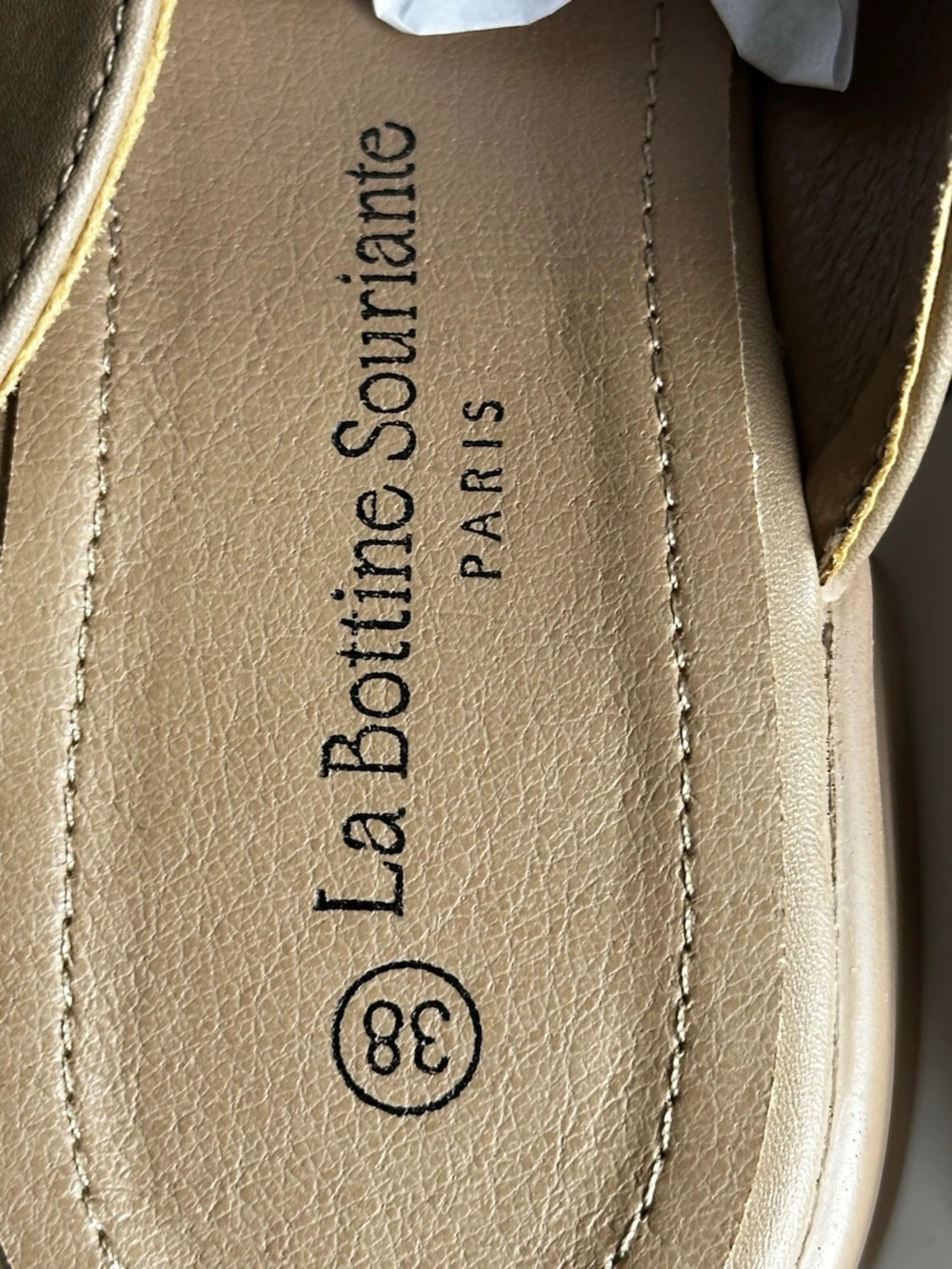 Chunky beige loafers med gulddetalj - 4