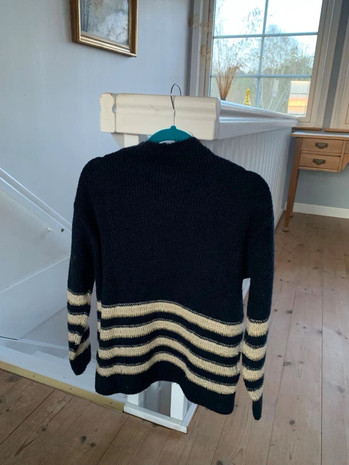 Svart stickad tröja med beige ränder - 1