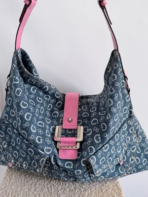 Blå jeansväska - Stor och fin väska i jeanstyg med rosa detaljer. Köpt på vinted men insåg att den inte är min stil!