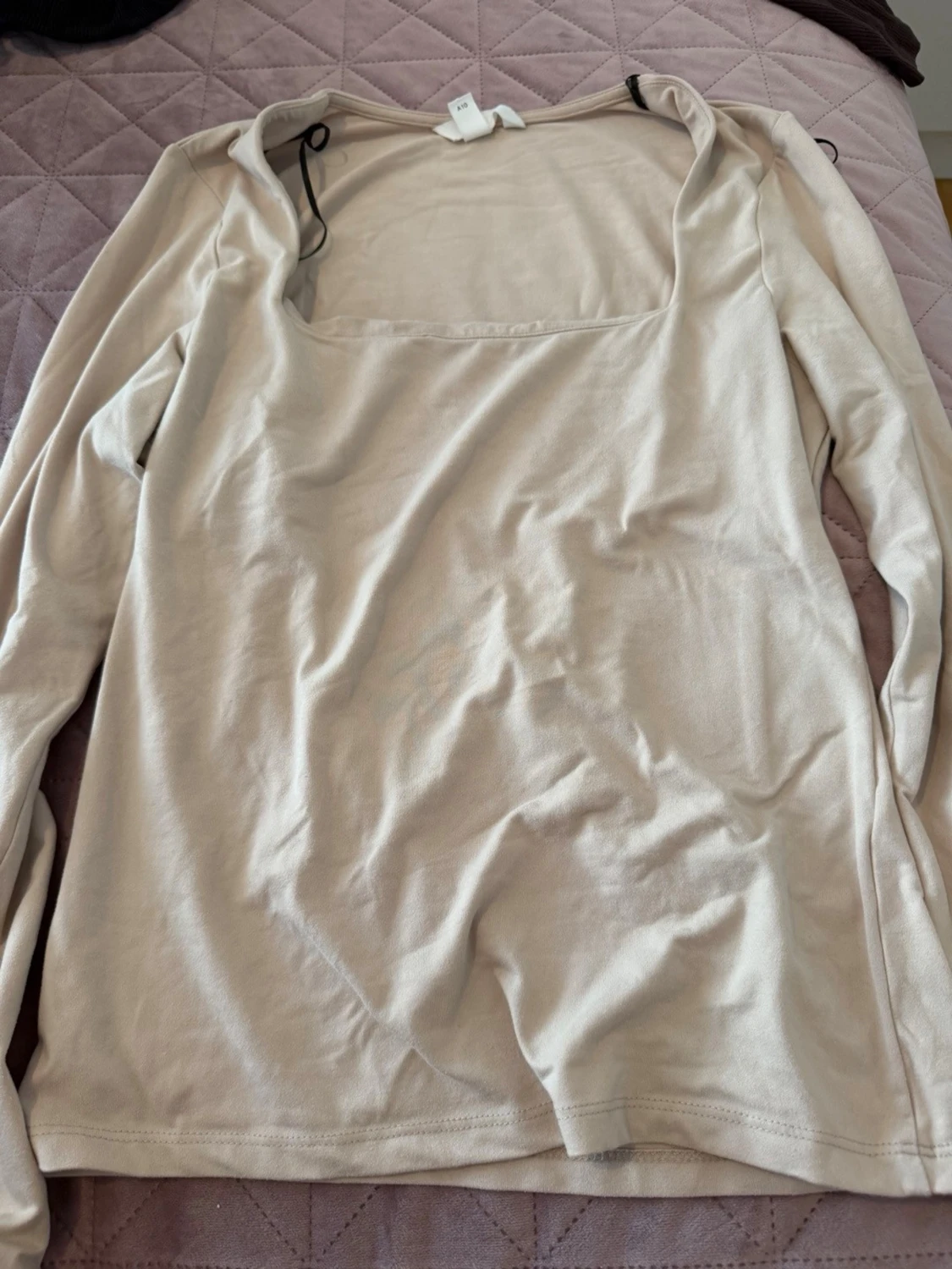 Beige långärmad topp med fyrkantig ringning