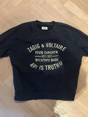 Svart sweatshirt Zadig & Voltaire - Nypris ca 2000kr+, väldigt bra skick och perfekt till shorts och kjol. Skulle säga storleken är S