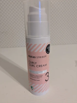 Curl cream från kicks - Säljer en oöppnad curl cream från kicks. Då jag ej har användning för den pga att jag inte har vågigt/lockigt hår. Fick den i present förra året. Pris kan självklart diskuteras🌸