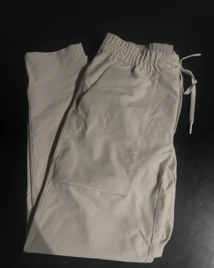 Lululemon byxor  - Vit-beiga Lululemon byxor.