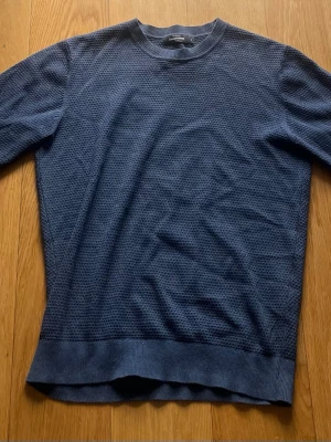 Blå stickad tröja från Dressmann - Säljer en blå stickad tröja från Dressmann i storlek M. Perfekt för dig som gillar en stilren och enkel look.
