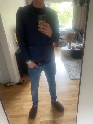 Mörkblå jacka från Dressmann - Stilren mörkblå jacka från Dressmann i klassisk passform. Perfekt jacka för en utekväll under sommaren. 