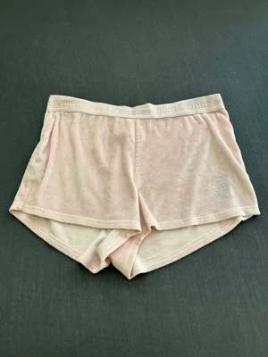 Juicy Couture Shorts  - ljusrosa i storlek M men hade passat L och ev XL då de är väldigt stretchiga! använda men mycket kvar att ge. saknar någon sten på framsidan. 🫶🏼