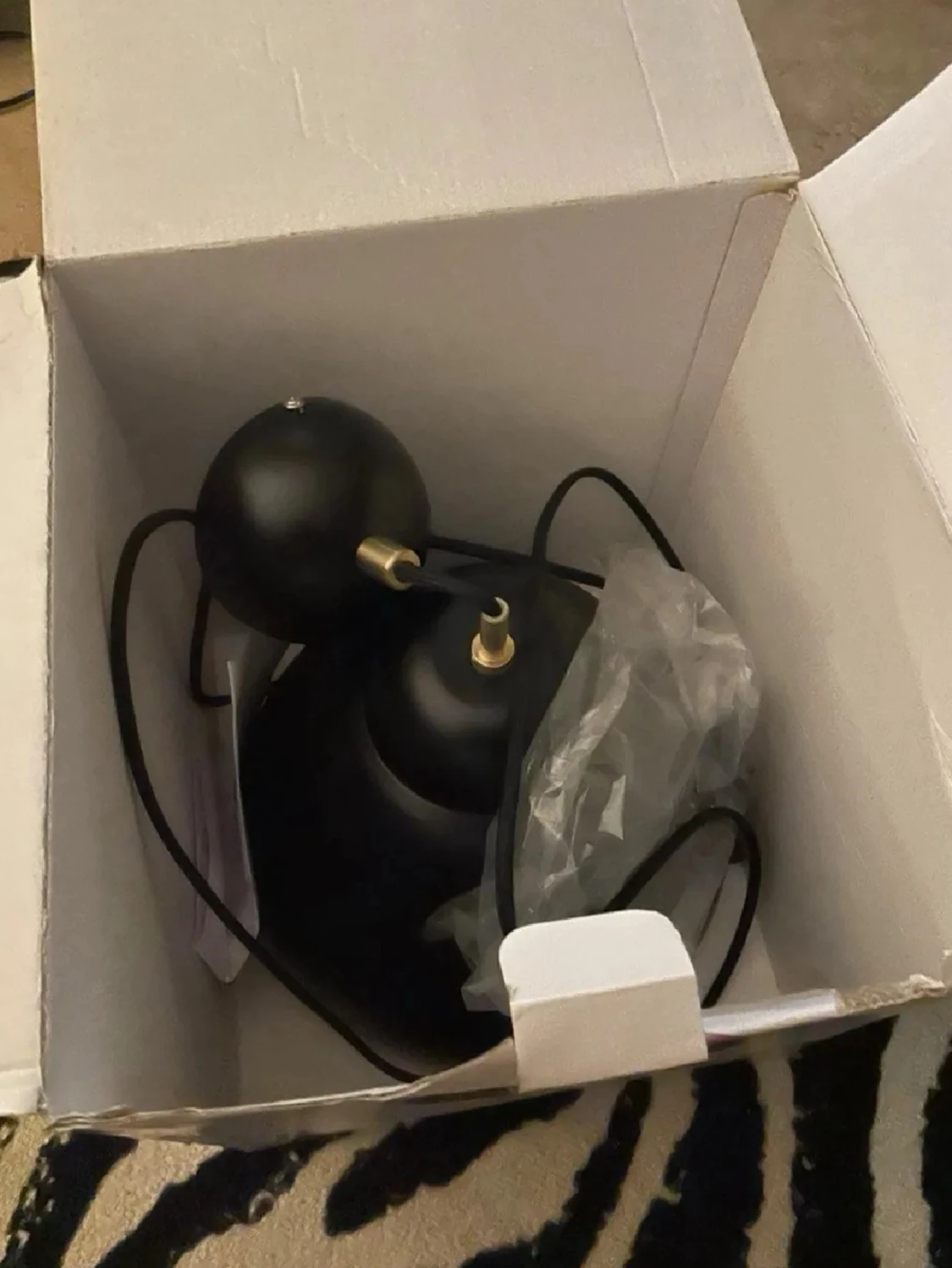 Svart lampa från Superliving - 1
