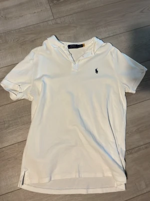 Ralph Lauren pike - 100% Äkta Ralph Lauren pike tillverkat i skönt luftande material perfekt för sommaren. Använd fåtal gånger. Ytterligare bevis för att den är äkta fås. Nypris när den köptes 1795kr. Jag står för frakten✅ OBS! Passar L också 