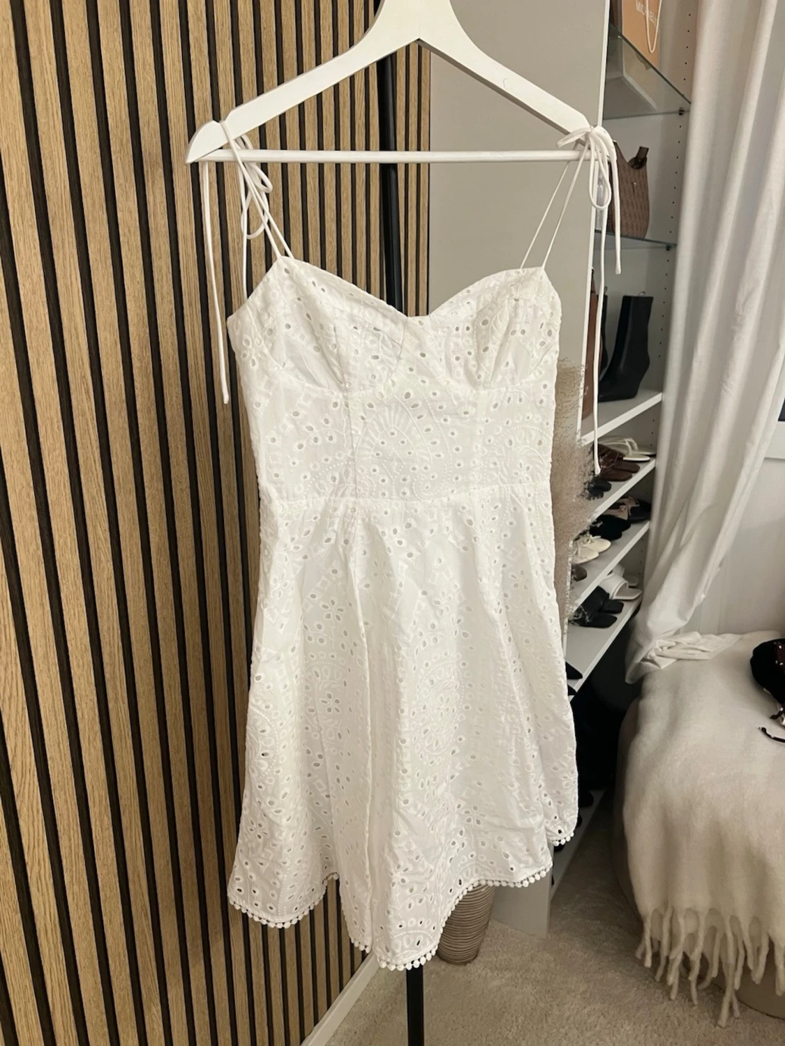 Vit broderad sommarklänning med knyt