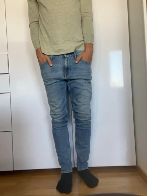 Ljusblå jeans från Tiger Of Sweden - Ljusblå Tiger If Sweden jeans. Strl 31/32. Modell: Evolve. Inga defekter. Modellen är 178 cm och väger 77 kg. Hör gärna av dig vid frågor!