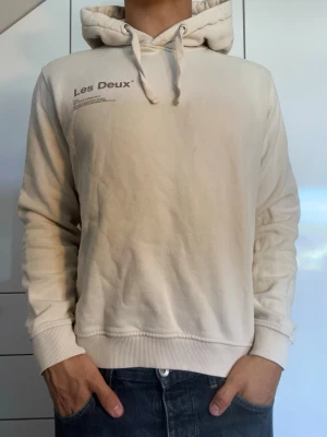Beige/ Vit hoodie från Les Deux - Hoodie från Les Deux. Strl S. Inga defekter. Modellen är 178 cm och väger 77 kg. Hör gärna av dig vid frågor!