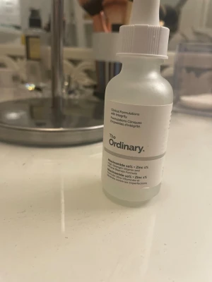 The Ordinary Niacinamide 10% + Zinc 1% - The Ordinarys serum med niacinamide 10% och zink 1% i en genomskinlig glasflaska med pipett. Perfekt för att balansera huden och minska synliga orenheter. Flaskan är vit och frostad med enkel, stilren etikett. nästan oanvänd💕
