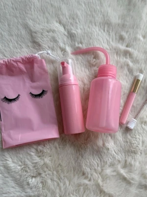 Rosa lash shampoo kit - nytt  - 🎀 Rosa lash shampoo kit 🎀  Sött och praktiskt lash cleansing kit – perfekt för rengöring av fransförlängning hemma ✨  Innehåller: • Rosa lash shampoo-flaska • Rengöringsborste • Spoolie/fransborste • Rosa lash-påse 