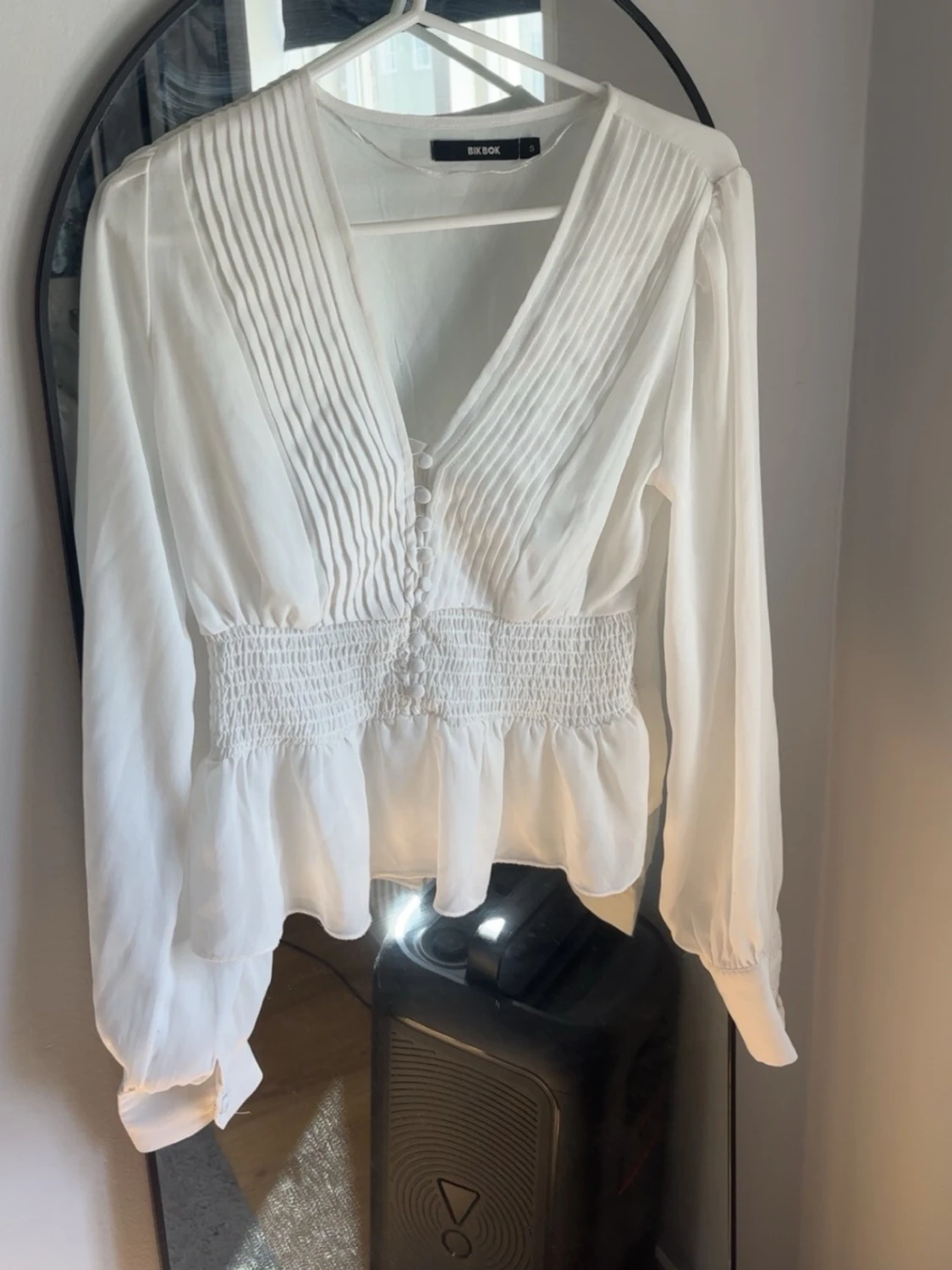 Vit blus med smock och knappar - 1