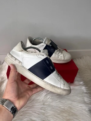 Valentino opens - Säljer dessa supersnygga valentino opens💫 | Skorna är i strl 40,5  (passar 41), och är i 7/10 skick. | Allt og medföljer 💫 |   Hör av er vid frågor☺️