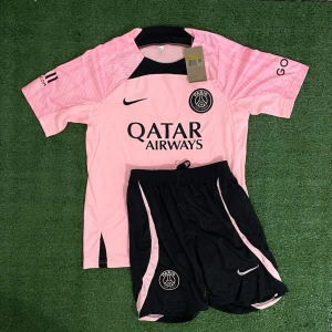 PSG Tracksuit  - Säljer denna riktigt snygga tracksuiten för endast 429kr. Skriv till om ni är intresserade eller har några funderingar!