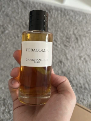 Dior Tobacolor parfym  - Dior Tobacolor parfym. Är ungefär 90 ml kvar av 100ml. Har tappat intresse för den och därför säljs den. Nypris runt 2500kr mitt pris 750kr. Kontakta mig om du har frågor