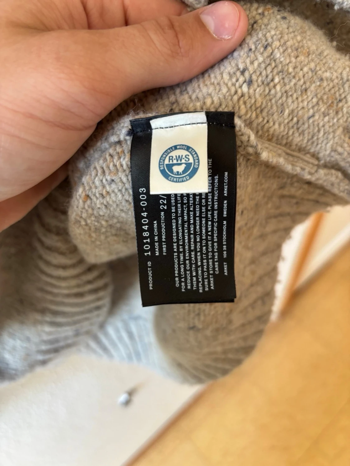Beige stickad tröja med rund hals från arket  - 3