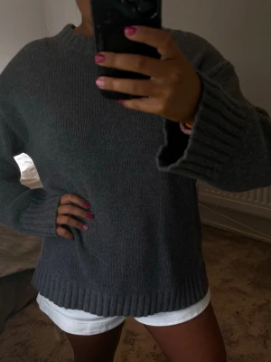 Mörkgrå stickad oversized tröja - Märket är Singular Society, nypris är 2700kr