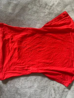 Backless tight topp - Tajt röd topp med urringad bak. Jag tror att tröjan är från SHEIN.